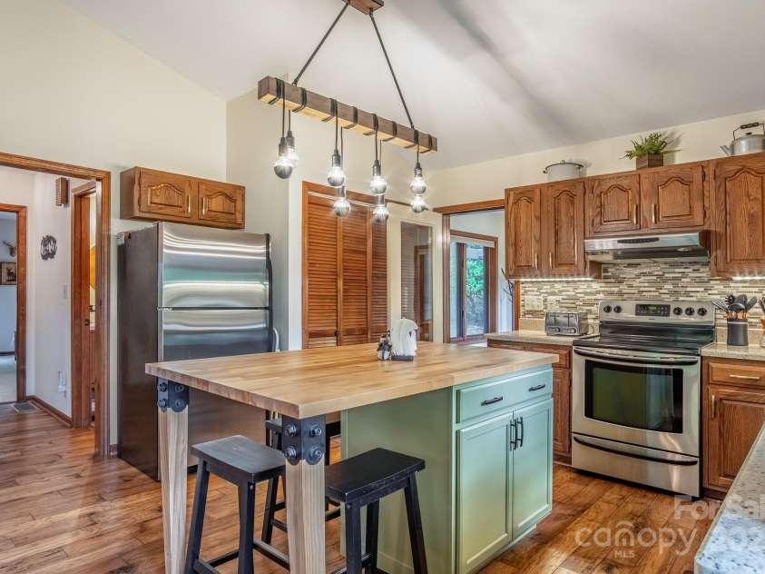 22 Dalonigei Court, Brevard, NC 28712.  MLS# CAR4249037, YatesRealty ID 9279. 