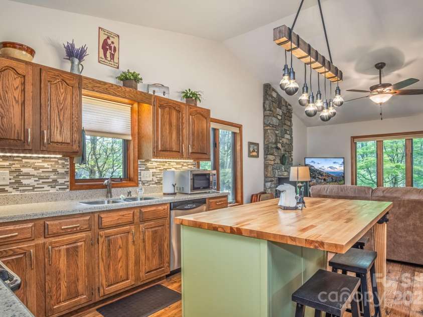 22 Dalonigei Court, Brevard, NC 28712.  MLS# CAR4249037, YatesRealty ID 9279. 
