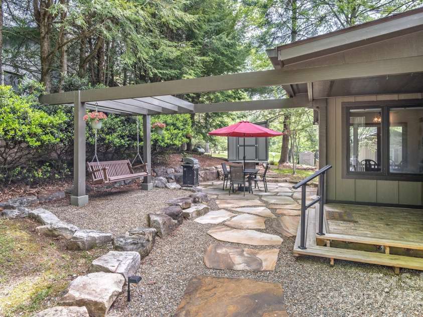 22 Dalonigei Court, Brevard, NC 28712.  MLS# CAR4249037, YatesRealty ID 9279. 