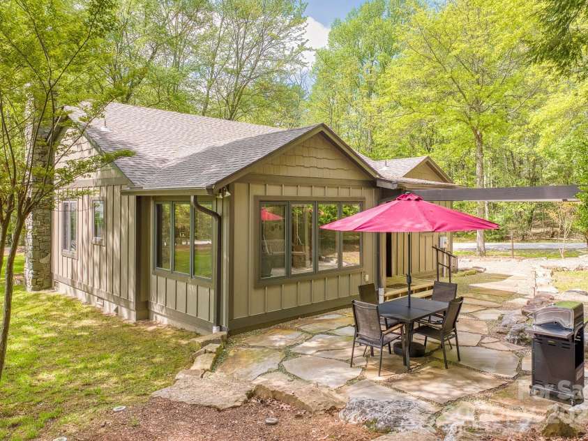 22 Dalonigei Court, Brevard, NC 28712.  MLS# CAR4249037, YatesRealty ID 9279. 