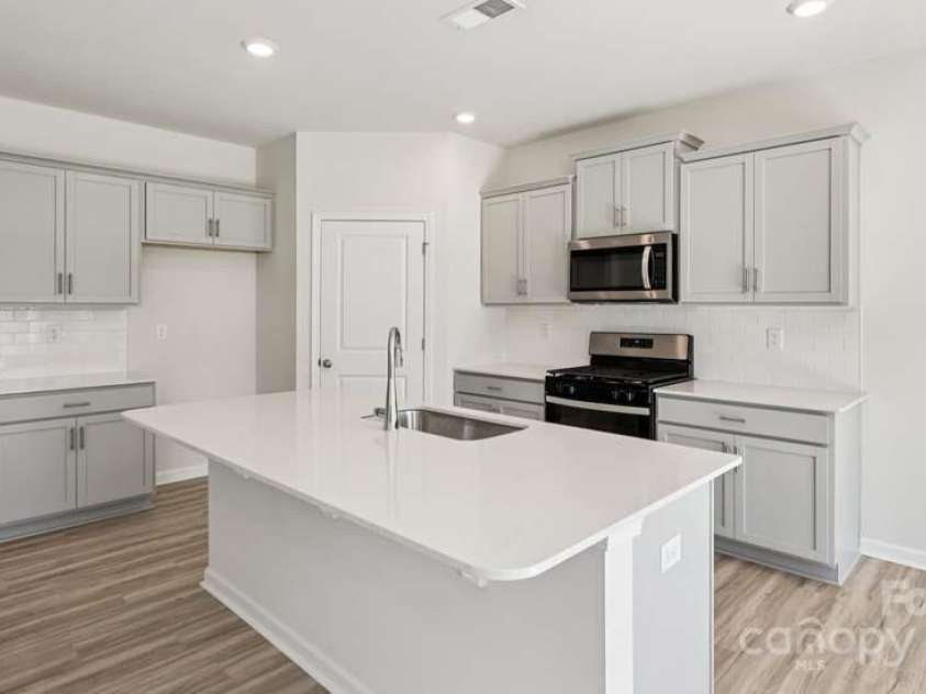 136 Meadow View Drive, Statesville, NC 28677.  MLS# CAR4251548, YatesRealty ID 9283. 