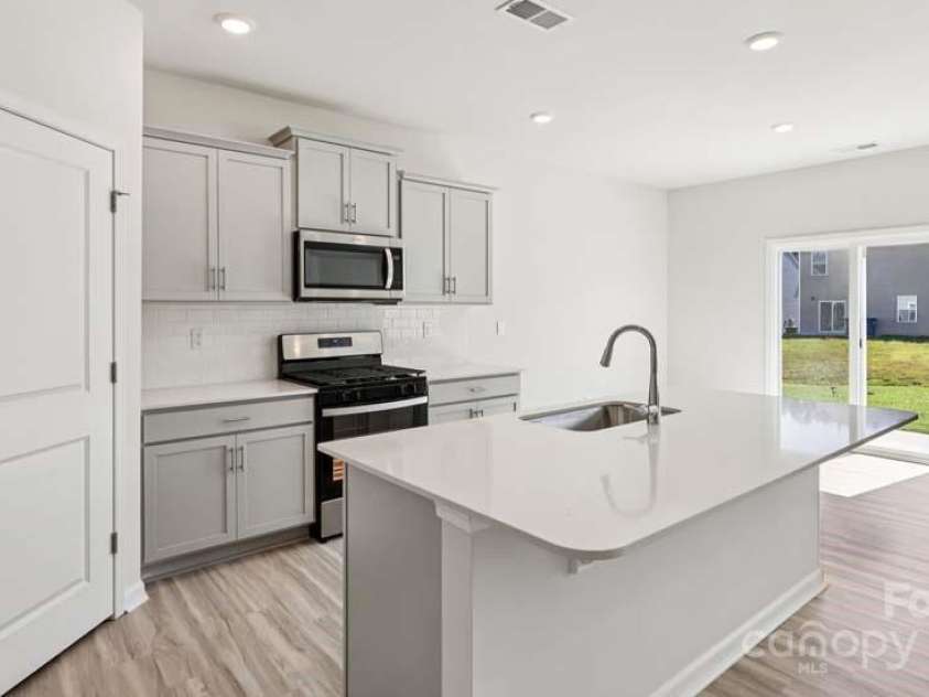 136 Meadow View Drive, Statesville, NC 28677.  MLS# CAR4251548, YatesRealty ID 9283. 