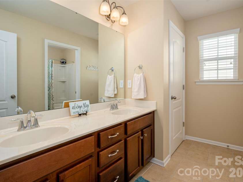 3020 Sewee Lane, Waxhaw, NC 28173.  MLS# CAR4356539, YatesRealty ID 9285. Halll bath with double sinks, separate tub/shower