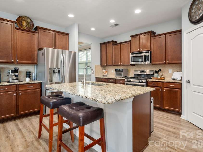 3020 Sewee Lane, Waxhaw, NC 28173.  MLS# CAR4356539, YatesRealty ID 9285. Kitchen has lovely Timberlake cabinets