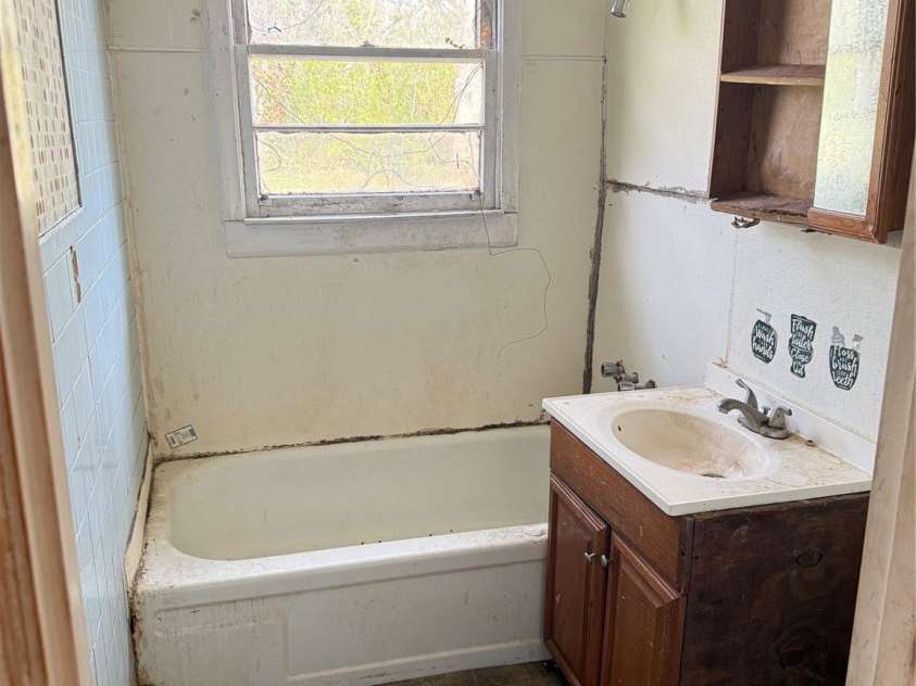 205 Jewel Street, Chester, SC 29706.  MLS# CAR4356074, YatesRealty ID 9286. Bathroom