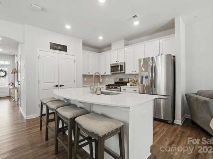 9424 Avery Lilac Lane, Fort Mill, SC 29707.  MLS# CAR4245112, YatesRealty ID 9294. Kitchen barstools