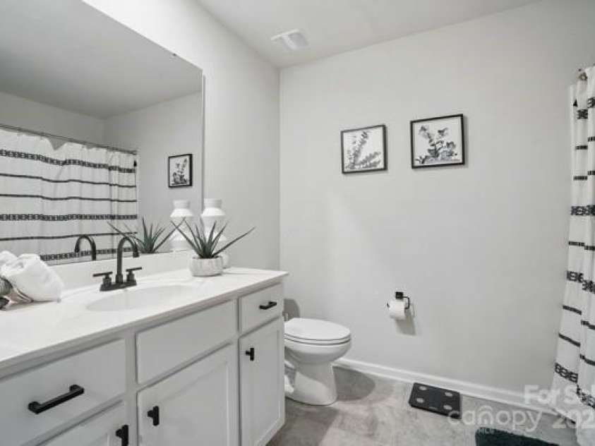 9424 Avery Lilac Lane, Fort Mill, SC 29707.  MLS# CAR4245112, YatesRealty ID 9294. Upstairs Bathroom