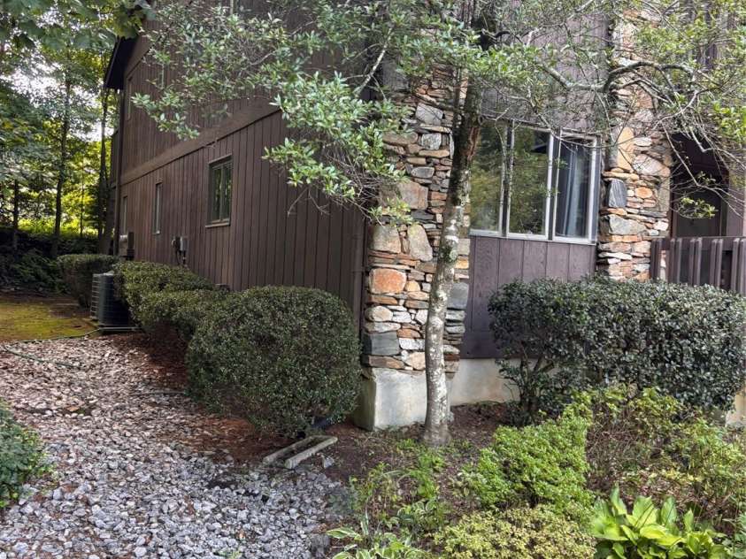 65 Maxine Lane, Hendersonville, NC 28739.  MLS# CAR4292829, YatesRealty ID 9295. 