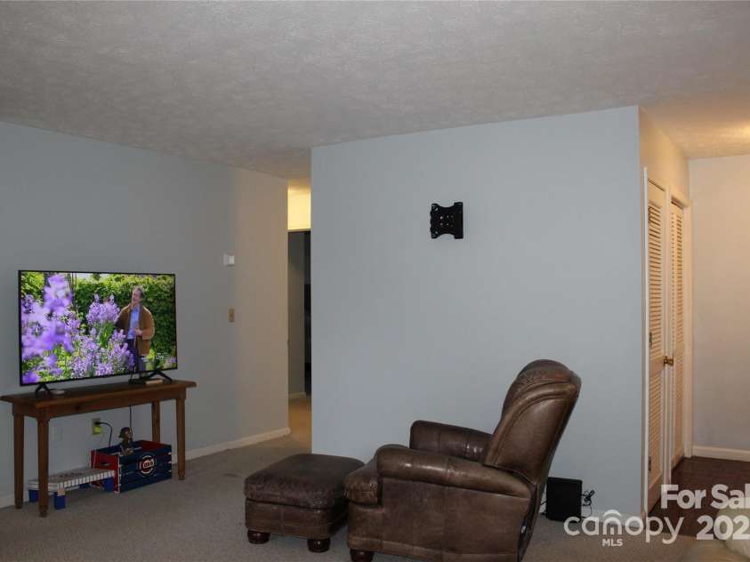 65 Maxine Lane, Hendersonville, NC 28739.  MLS# CAR4292829, YatesRealty ID 9295. 