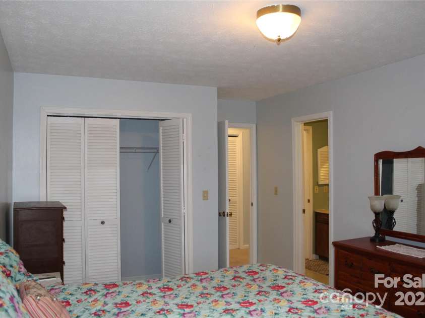 65 Maxine Lane, Hendersonville, NC 28739.  MLS# CAR4292829, YatesRealty ID 9295. 