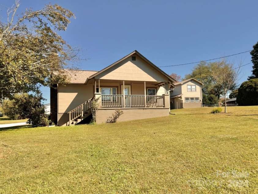 565 Neely Road, Brevard, NC 28712.  MLS# CAR4074647, YatesRealty ID 9297. Main Home Front View
