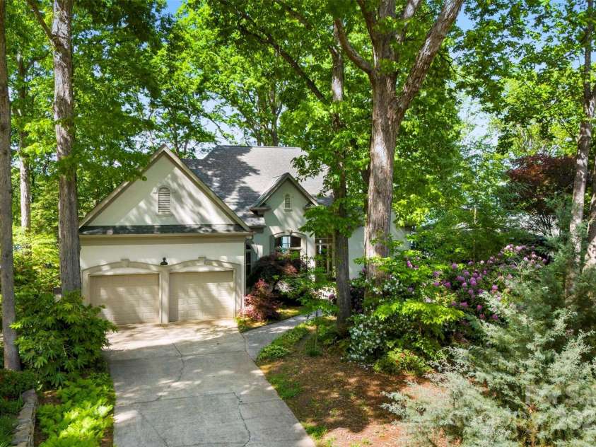 15838 Pineknoll Lane, Huntersville, NC 28078.  MLS# CAR4251643, YatesRealty ID 9298. Beautiful lush landscaping