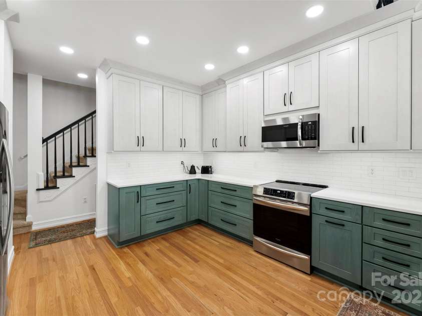 15838 Pineknoll Lane, Huntersville, NC 28078.  MLS# CAR4251643, YatesRealty ID 9298. Bright and spacious kitchen