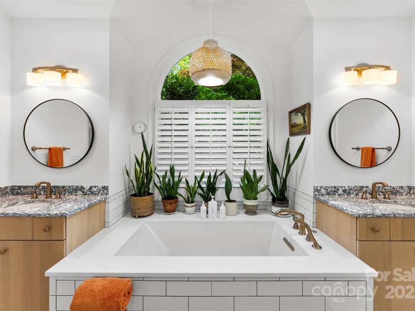 15838 Pineknoll Lane, Huntersville, NC 28078.  MLS# CAR4251643, YatesRealty ID 9298. Gorgeous soaking tub and separate vanities