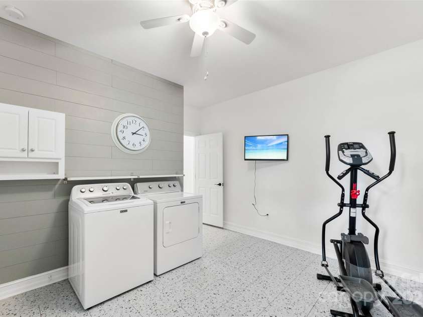 15838 Pineknoll Lane, Huntersville, NC 28078.  MLS# CAR4251643, YatesRealty ID 9298. Huge laundry room