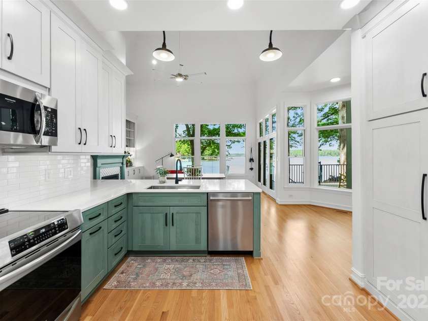 15838 Pineknoll Lane, Huntersville, NC 28078.  MLS# CAR4251643, YatesRealty ID 9298. Plenty of counter space and cabinets