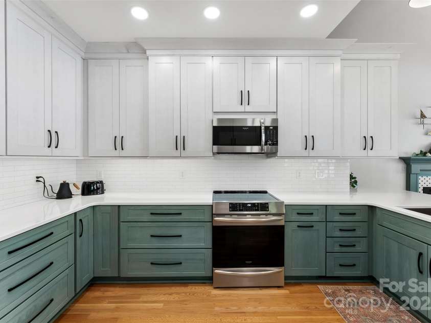 15838 Pineknoll Lane, Huntersville, NC 28078.  MLS# CAR4251643, YatesRealty ID 9298. Tastefully designed kitchen