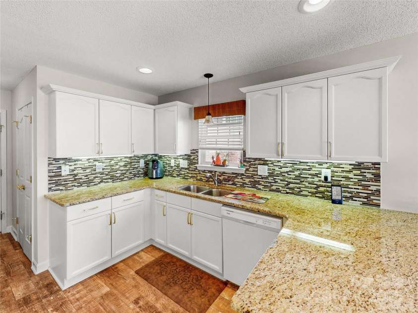 115 Keswick Lane, Mooresville, NC 28117.  MLS# CAR4245086, YatesRealty ID 9299. Fresh paint, newly painted cabinetry & granite countertops!
