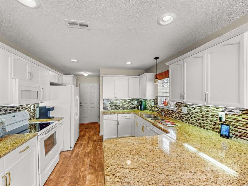 115 Keswick Lane, Mooresville, NC 28117.  MLS# CAR4245086, YatesRealty ID 9299. Lots of counter space!