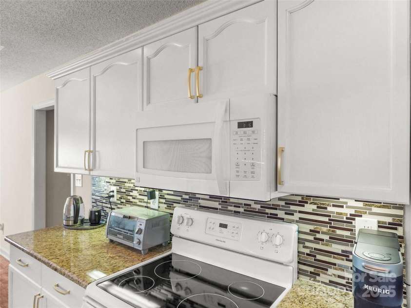 115 Keswick Lane, Mooresville, NC 28117.  MLS# CAR4245086, YatesRealty ID 9299. Lots of upper cabinets for storage!