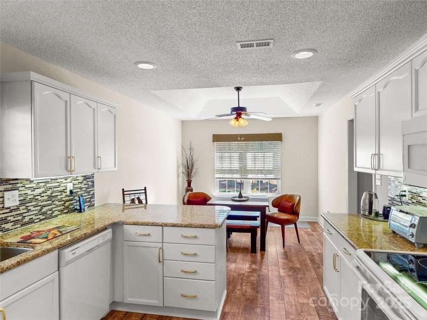 115 Keswick Lane, Mooresville, NC 28117.  MLS# CAR4245086, YatesRealty ID 9299. Tile plank flooring throughout kitchen and dining area!