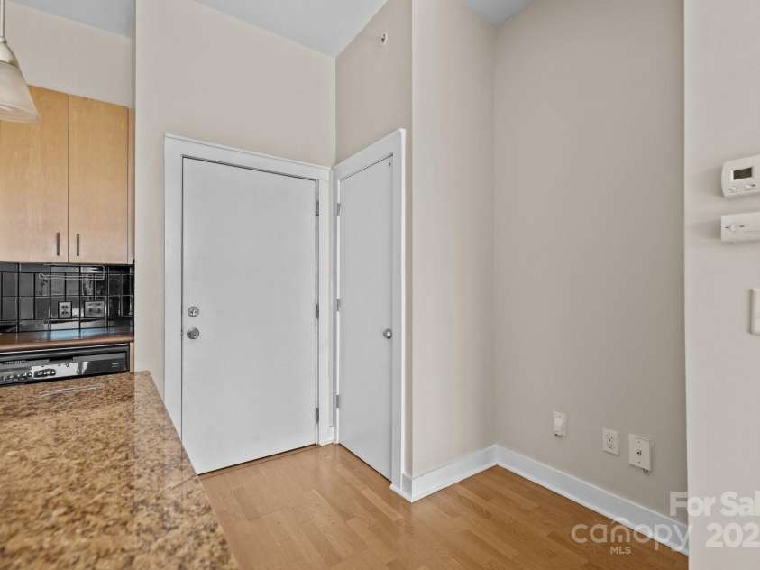 708 Davidson Street, Charlotte, NC 28202.  MLS# CAR4192803, YatesRealty ID 930. Entryway