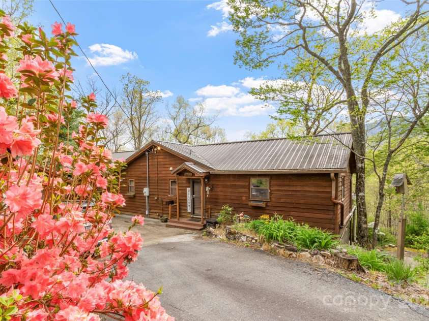 90 Bee Ridge, Burnsville, NC 28714.  MLS# CAR4251828, YatesRealty ID 9300. 