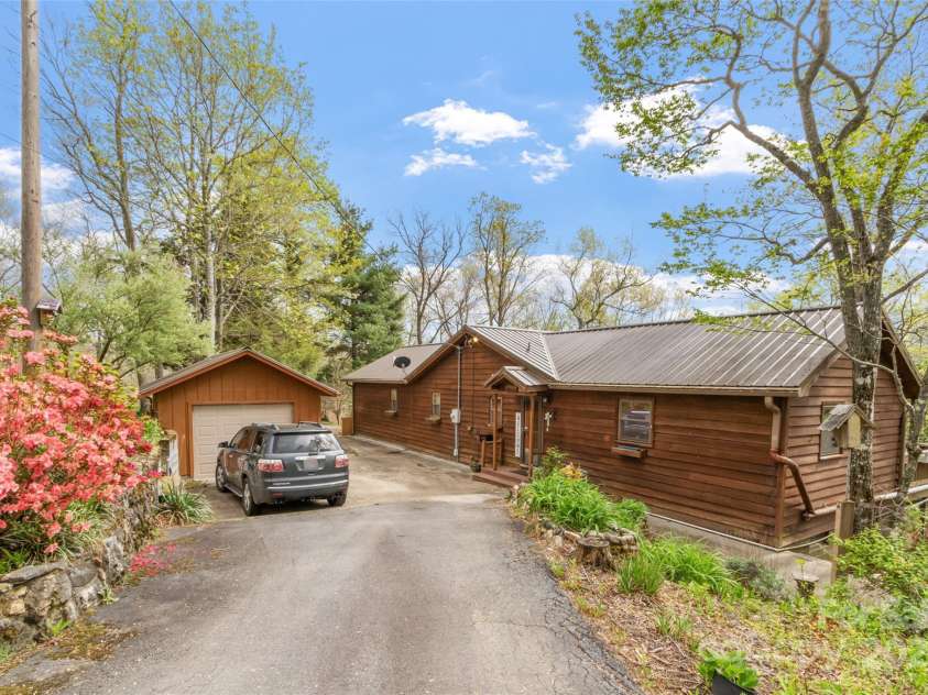 90 Bee Ridge, Burnsville, NC 28714.  MLS# CAR4251828, YatesRealty ID 9300. 