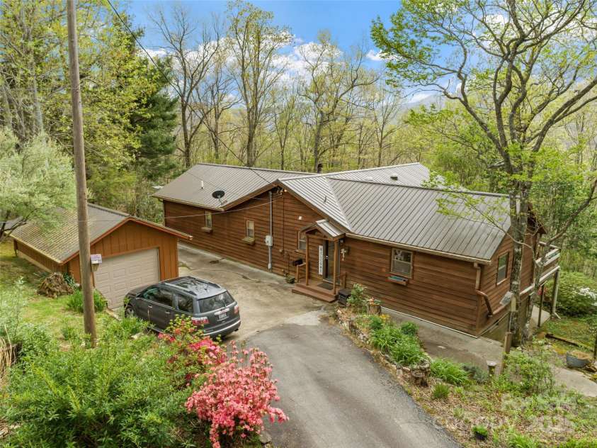 90 Bee Ridge, Burnsville, NC 28714.  MLS# CAR4251828, YatesRealty ID 9300. 