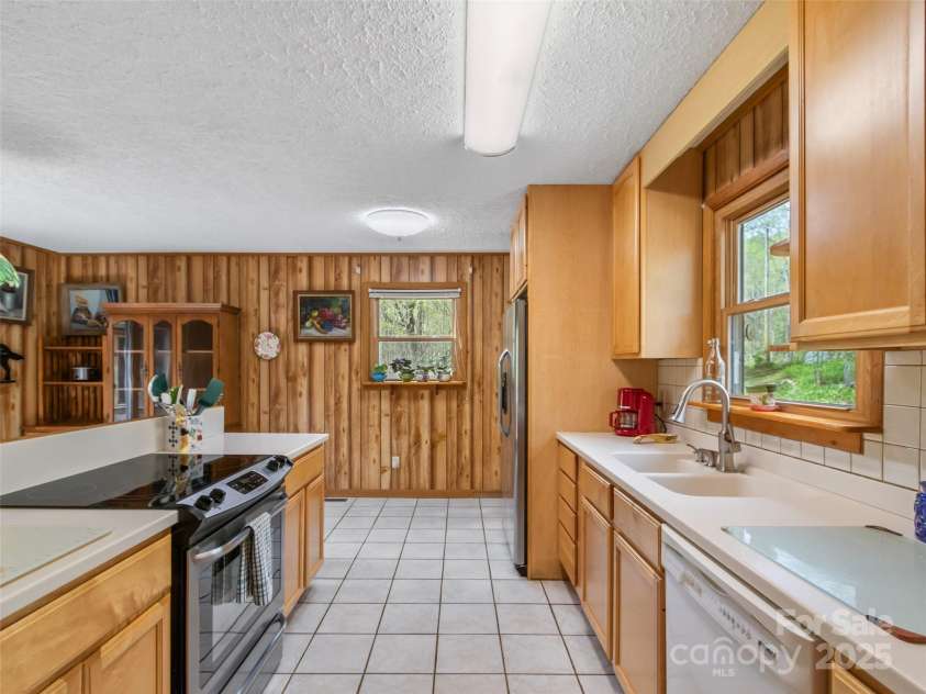 90 Bee Ridge, Burnsville, NC 28714.  MLS# CAR4251828, YatesRealty ID 9300. 