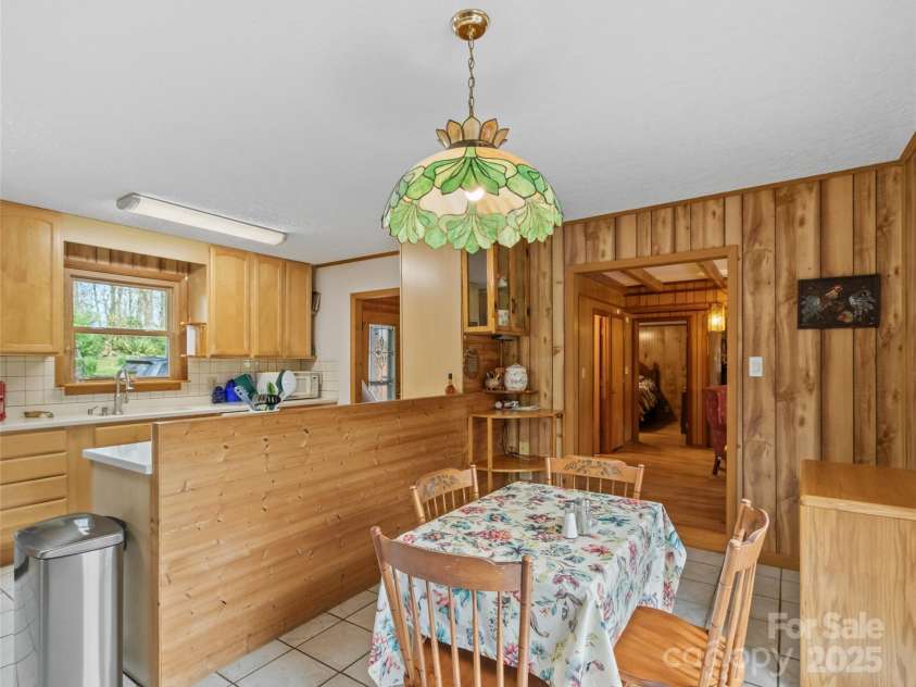 90 Bee Ridge, Burnsville, NC 28714.  MLS# CAR4251828, YatesRealty ID 9300. 