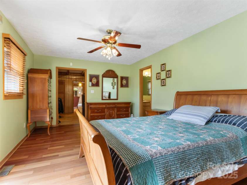 90 Bee Ridge, Burnsville, NC 28714.  MLS# CAR4251828, YatesRealty ID 9300. 