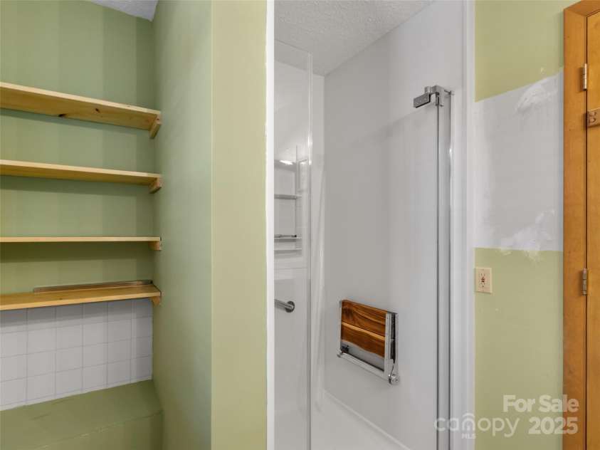 90 Bee Ridge, Burnsville, NC 28714.  MLS# CAR4251828, YatesRealty ID 9300. 