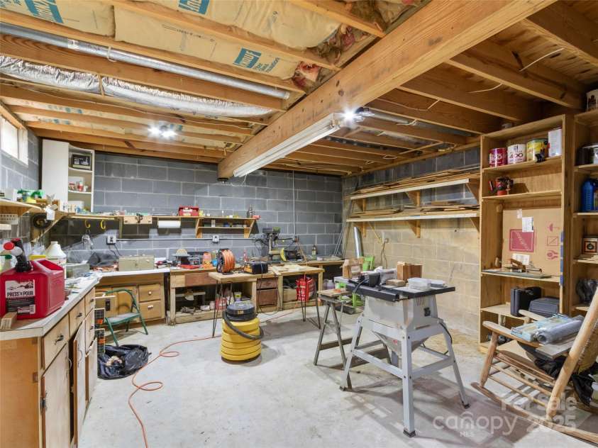 90 Bee Ridge, Burnsville, NC 28714.  MLS# CAR4251828, YatesRealty ID 9300. 