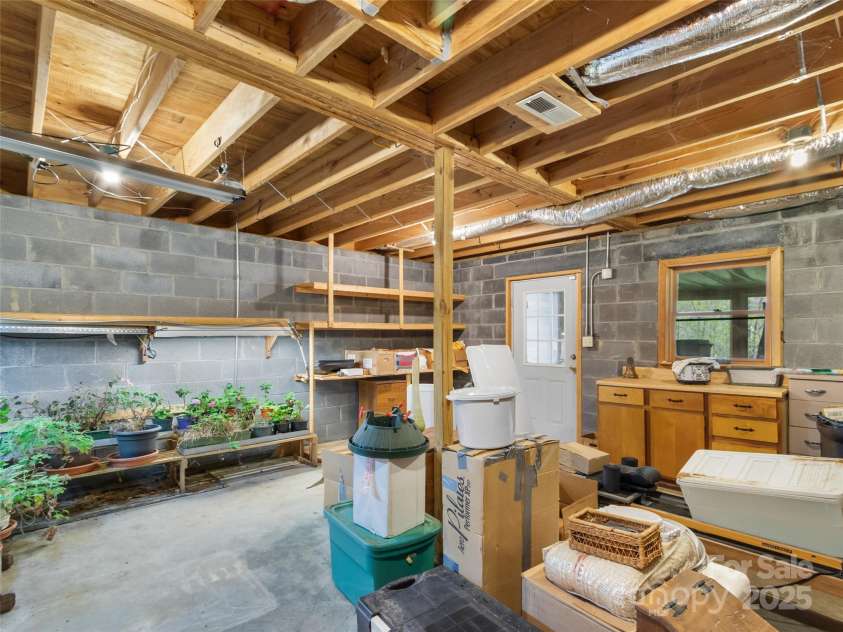 90 Bee Ridge, Burnsville, NC 28714.  MLS# CAR4251828, YatesRealty ID 9300. 