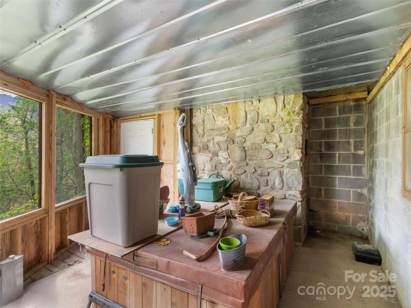 90 Bee Ridge, Burnsville, NC 28714.  MLS# CAR4251828, YatesRealty ID 9300. 