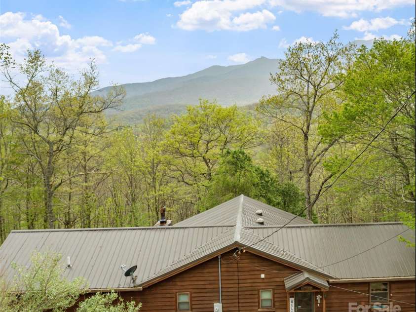 90 Bee Ridge, Burnsville, NC 28714.  MLS# CAR4251828, YatesRealty ID 9300. 