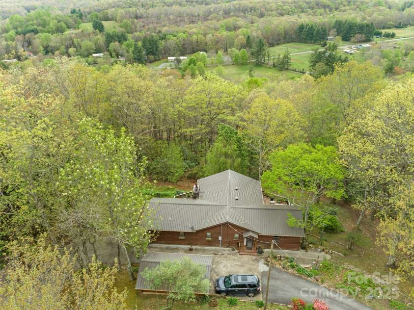 90 Bee Ridge, Burnsville, NC 28714.  MLS# CAR4251828, YatesRealty ID 9300. 