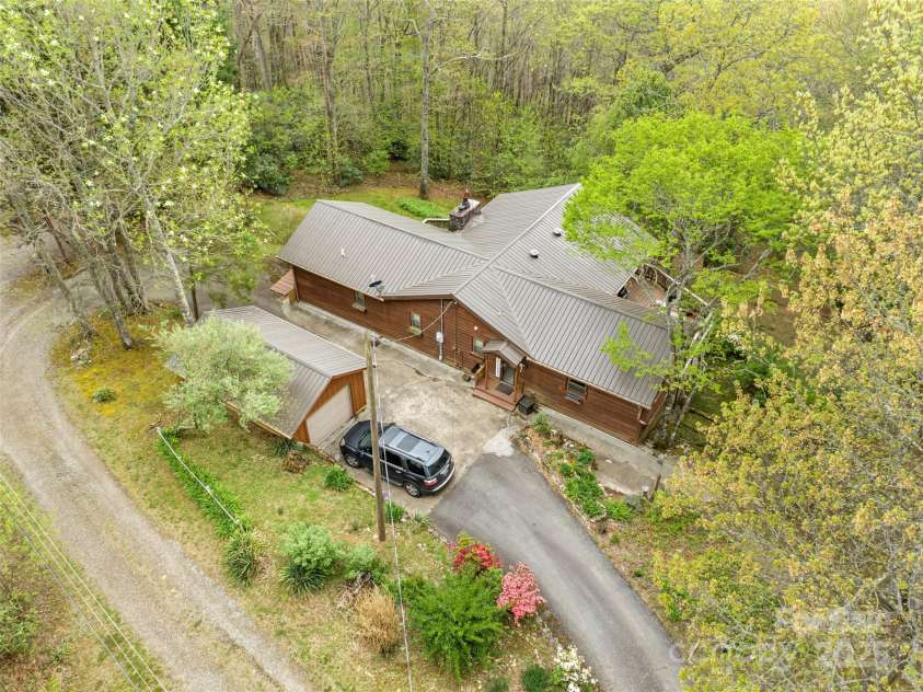 90 Bee Ridge, Burnsville, NC 28714.  MLS# CAR4251828, YatesRealty ID 9300. 