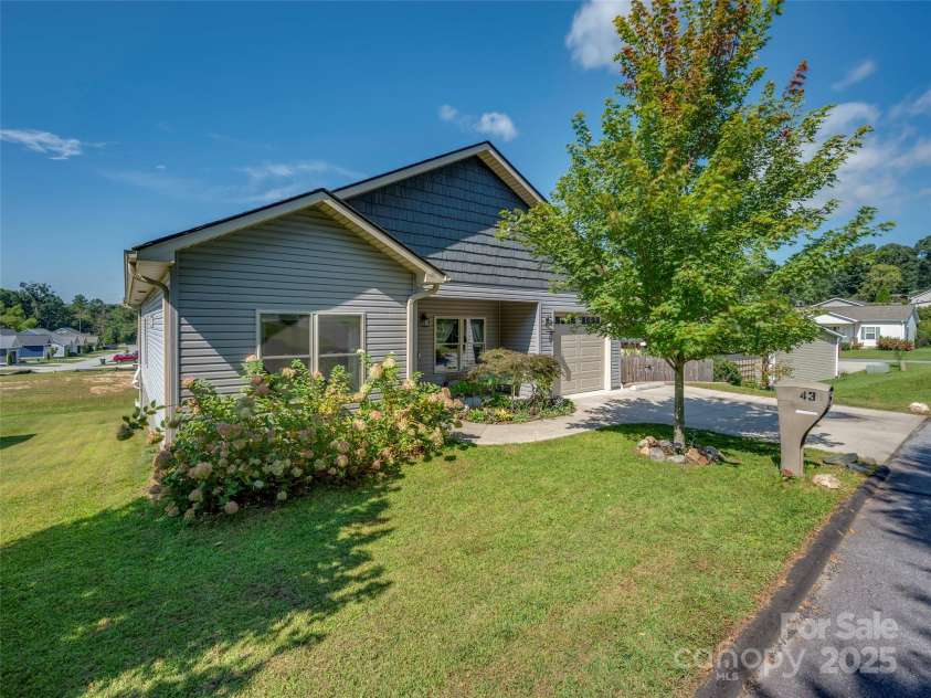 43 Middle Street, Hendersonville, NC 28792.  MLS# CAR4319645, YatesRealty ID 9303. 