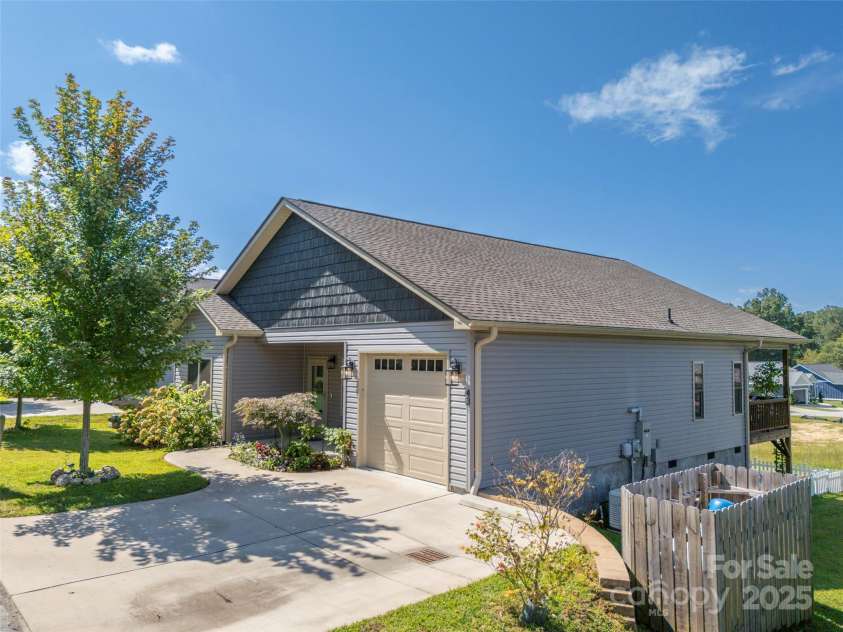 43 Middle Street, Hendersonville, NC 28792.  MLS# CAR4319645, YatesRealty ID 9303. 