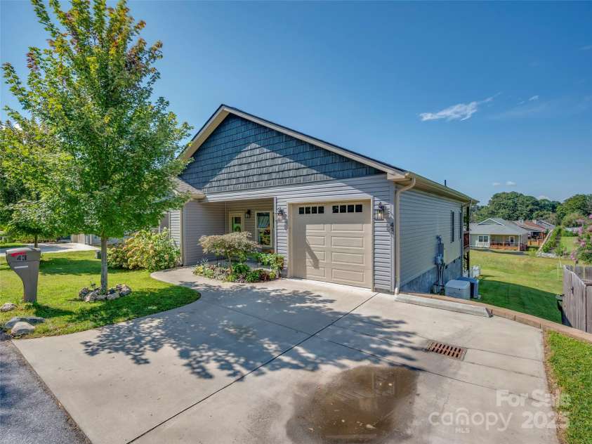 43 Middle Street, Hendersonville, NC 28792.  MLS# CAR4319645, YatesRealty ID 9303. 