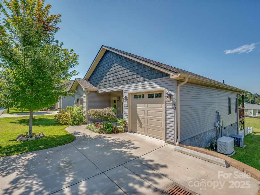 43 Middle Street, Hendersonville, NC 28792.  MLS# CAR4319645, YatesRealty ID 9303. 