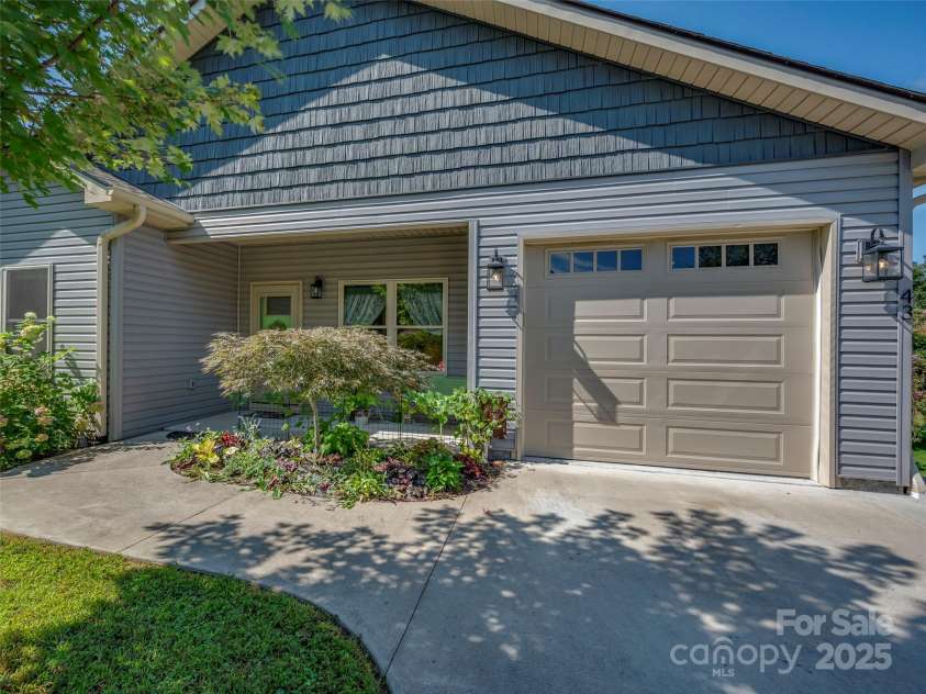 43 Middle Street, Hendersonville, NC 28792.  MLS# CAR4319645, YatesRealty ID 9303. 