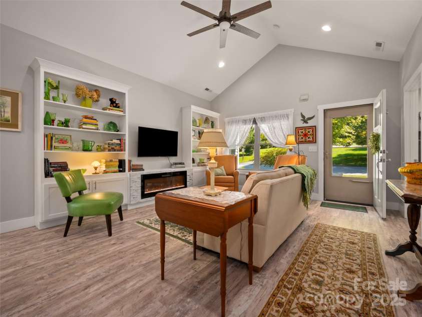 43 Middle Street, Hendersonville, NC 28792.  MLS# CAR4319645, YatesRealty ID 9303. 