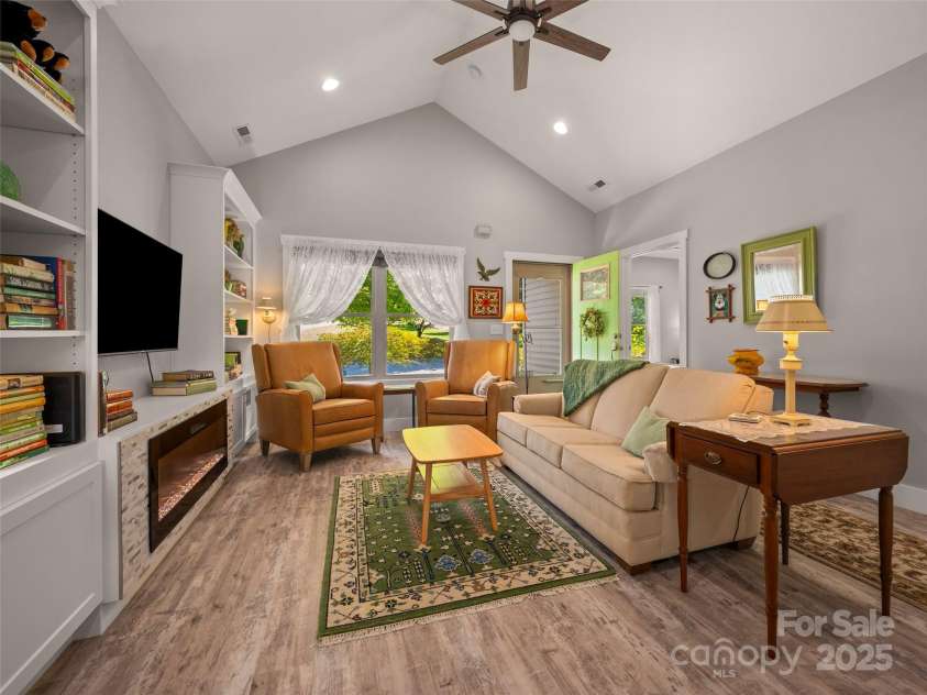 43 Middle Street, Hendersonville, NC 28792.  MLS# CAR4319645, YatesRealty ID 9303. 