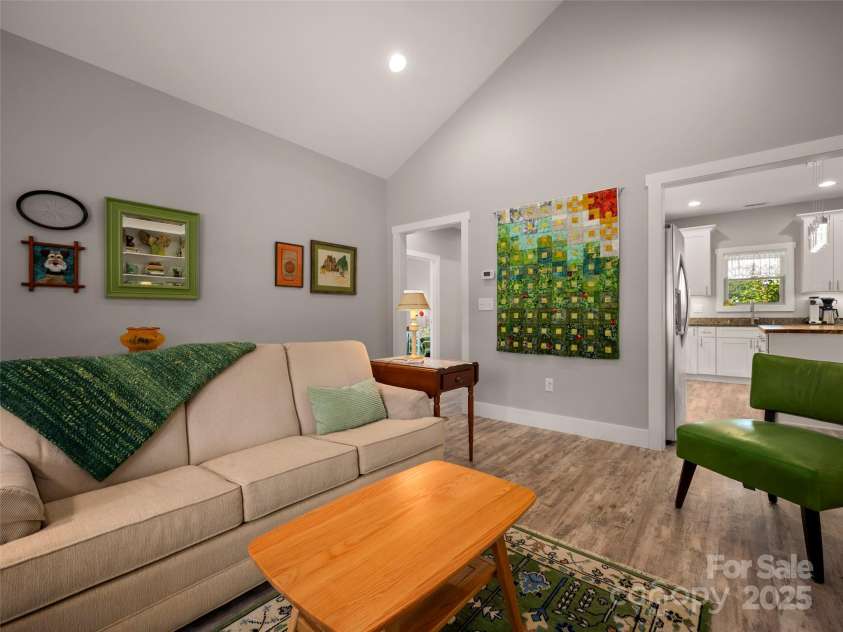 43 Middle Street, Hendersonville, NC 28792.  MLS# CAR4319645, YatesRealty ID 9303. 