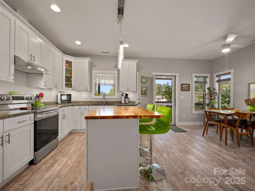 43 Middle Street, Hendersonville, NC 28792.  MLS# CAR4319645, YatesRealty ID 9303. 