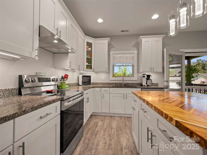 43 Middle Street, Hendersonville, NC 28792.  MLS# CAR4319645, YatesRealty ID 9303. 