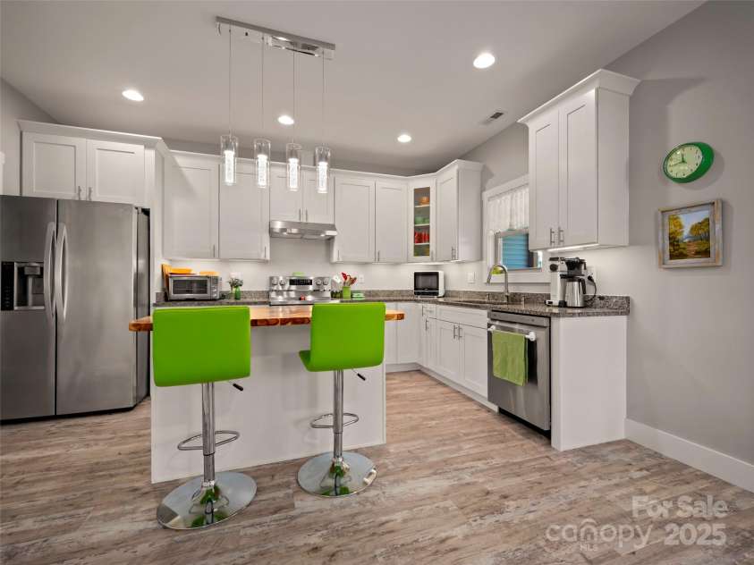 43 Middle Street, Hendersonville, NC 28792.  MLS# CAR4319645, YatesRealty ID 9303. 